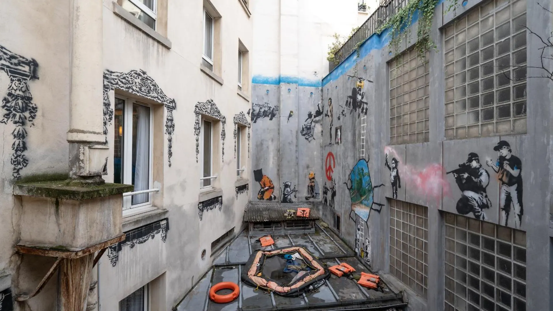 Walled Off * Paris